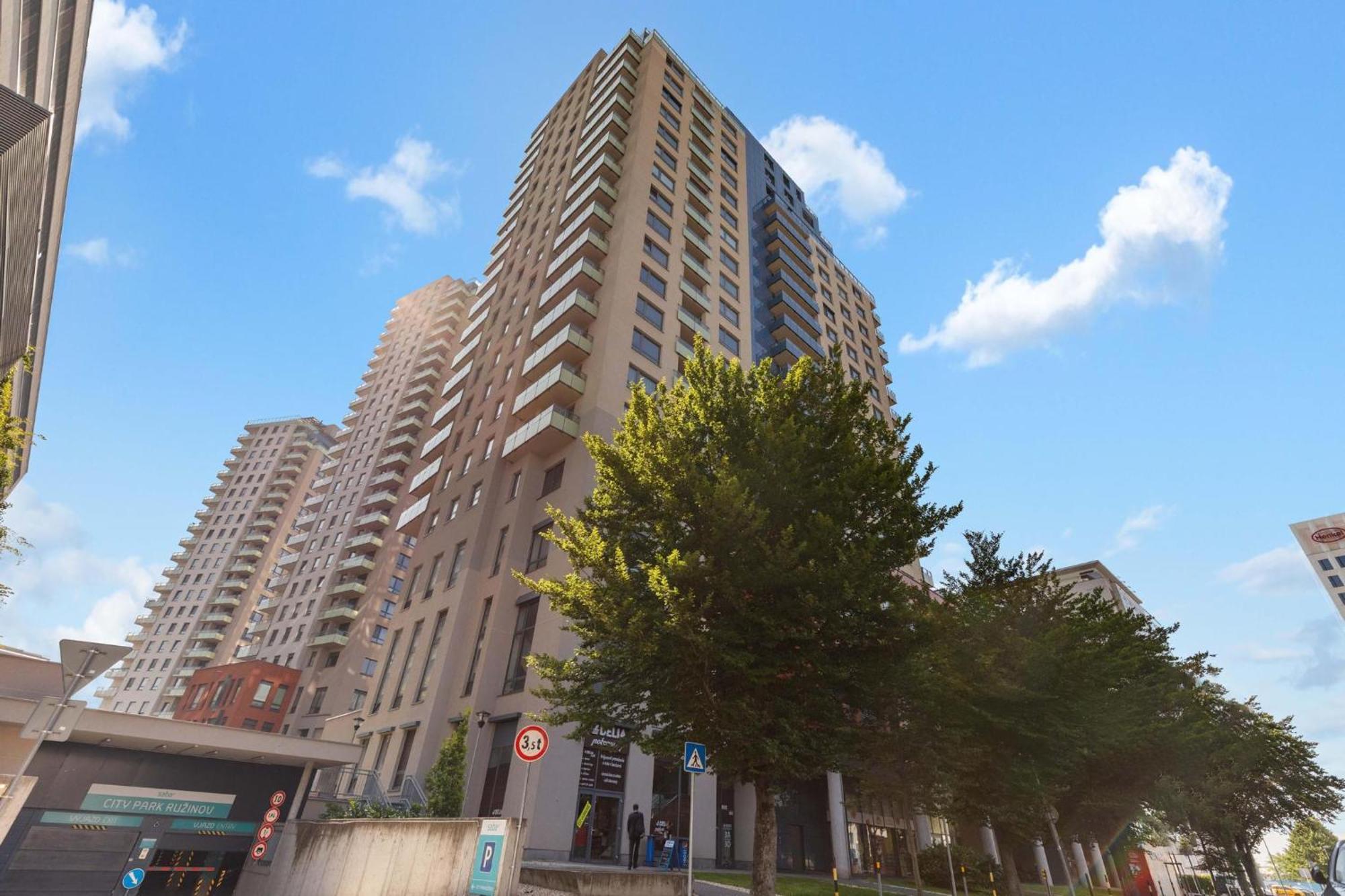 Sky Apartman In Bratislava - With 2 Parking Places Exteriör bild